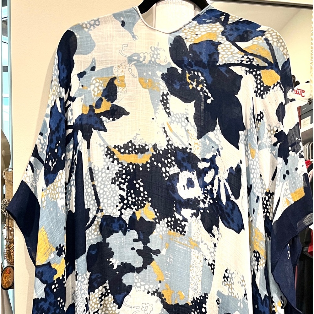 Pictures don’t do this justice! Summery, floral, kaftan with side slits